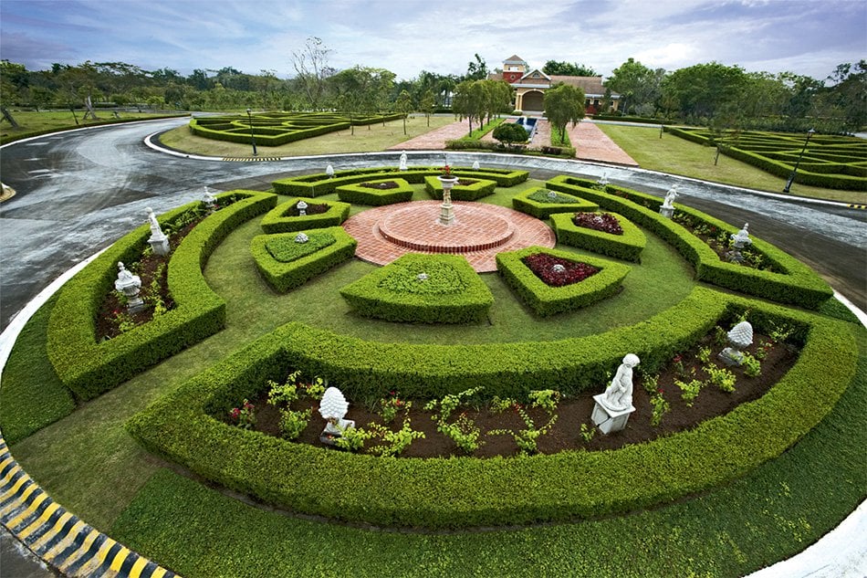 A wide angle shot of the maze garden at Promenade in Sta. Rosa | Luxury Homes by Brittany Corporation