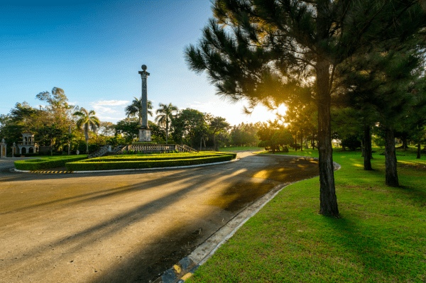 The serene view and calming cobblestone paths that surround the homes in Promenade of Brittany Sta. Rosa | Photo Courtesy of Brittany Corporation