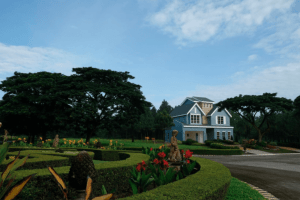 Juxtaposed with the bright blue sky, the luxury homes of Promenade are also close to hedge mazes. | Photo from Brittany Corporation