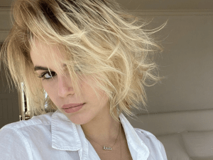 messy blonde hair style trend 2022 | luxury homes by brittany corporation