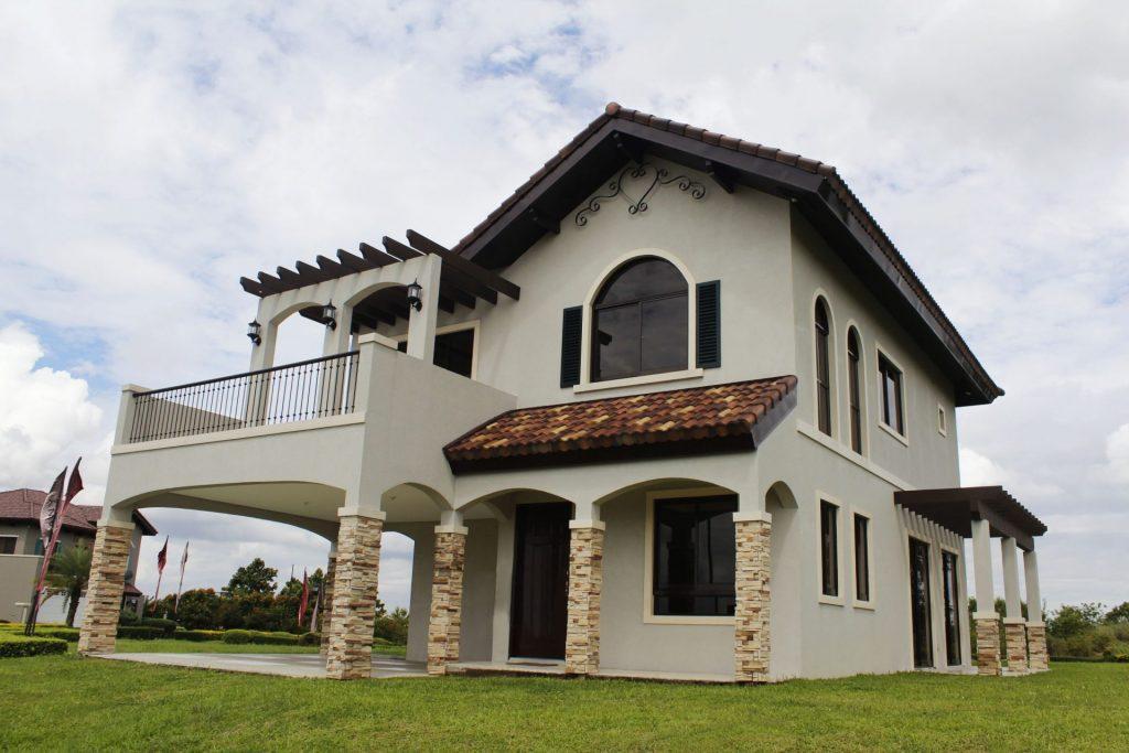 Carletti is a classic and sophisticated luxury house.