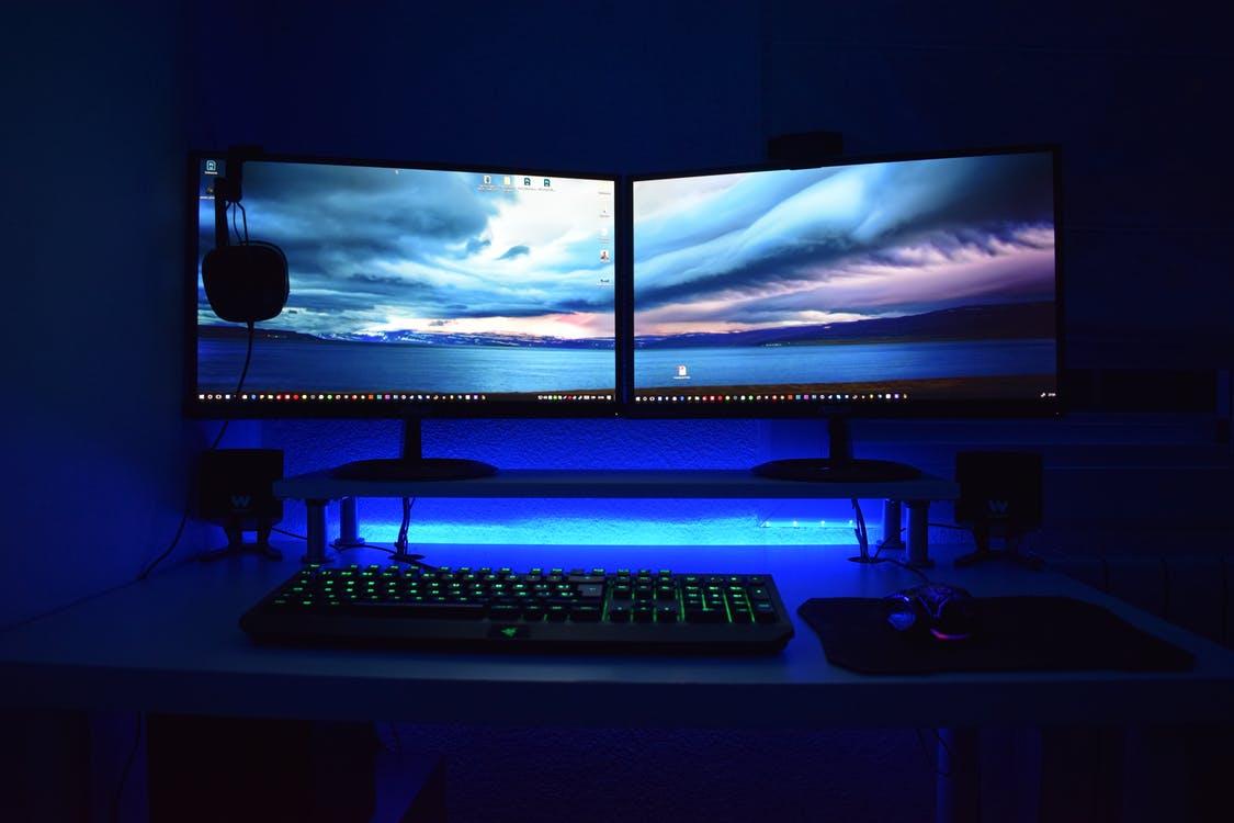 Multiple screens can offer a better playing experience. Photo from Pexels.