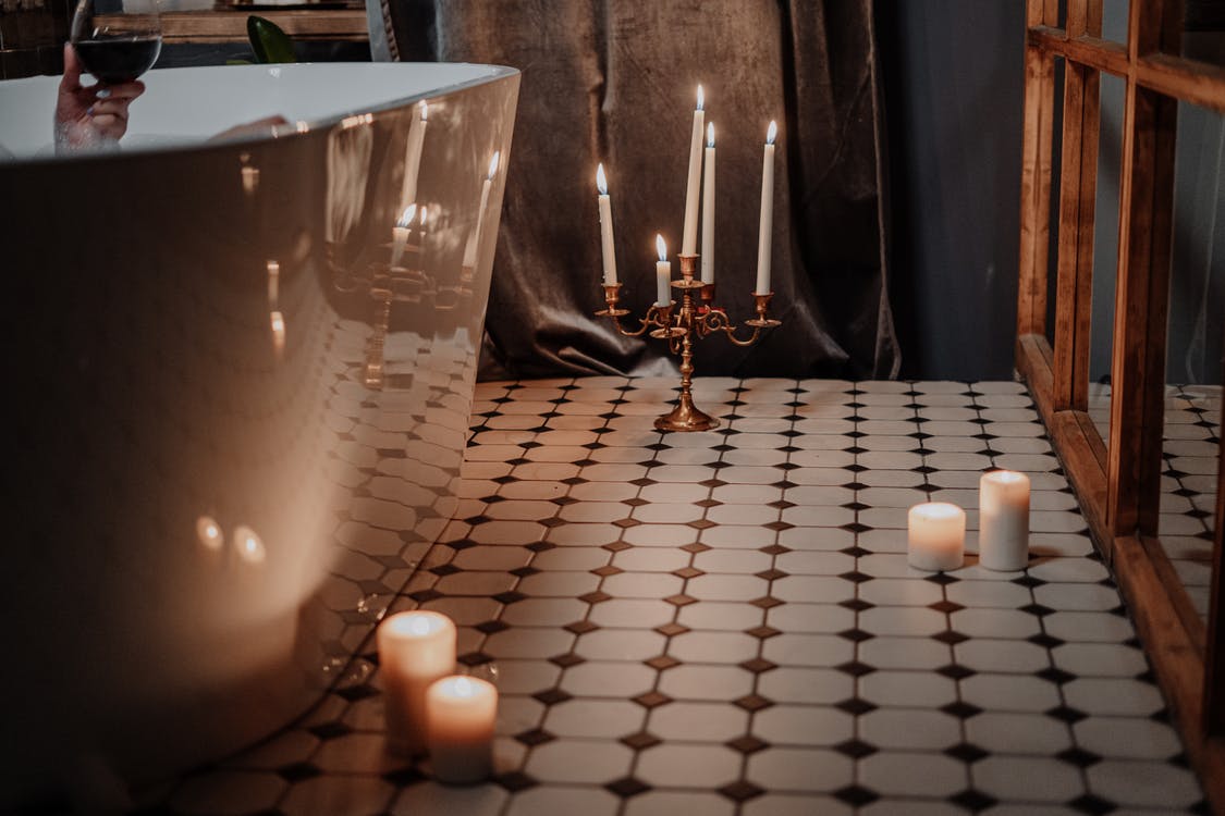 Relax in the tub and feel your worries drift away. Photo from Pexels.