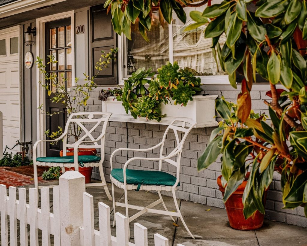 Adding a lovely seating to your home entrance - A cozy, welcoming home entrance