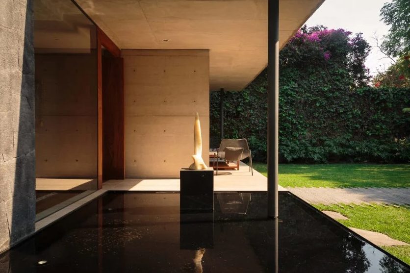 This modernist house is designed by JJRR Arquitectura