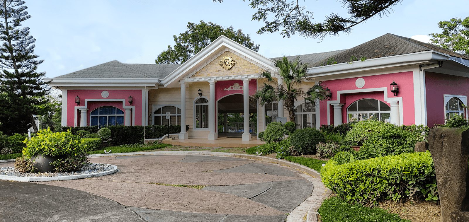 Image of a luxury clubhouse facade of Georgia Club