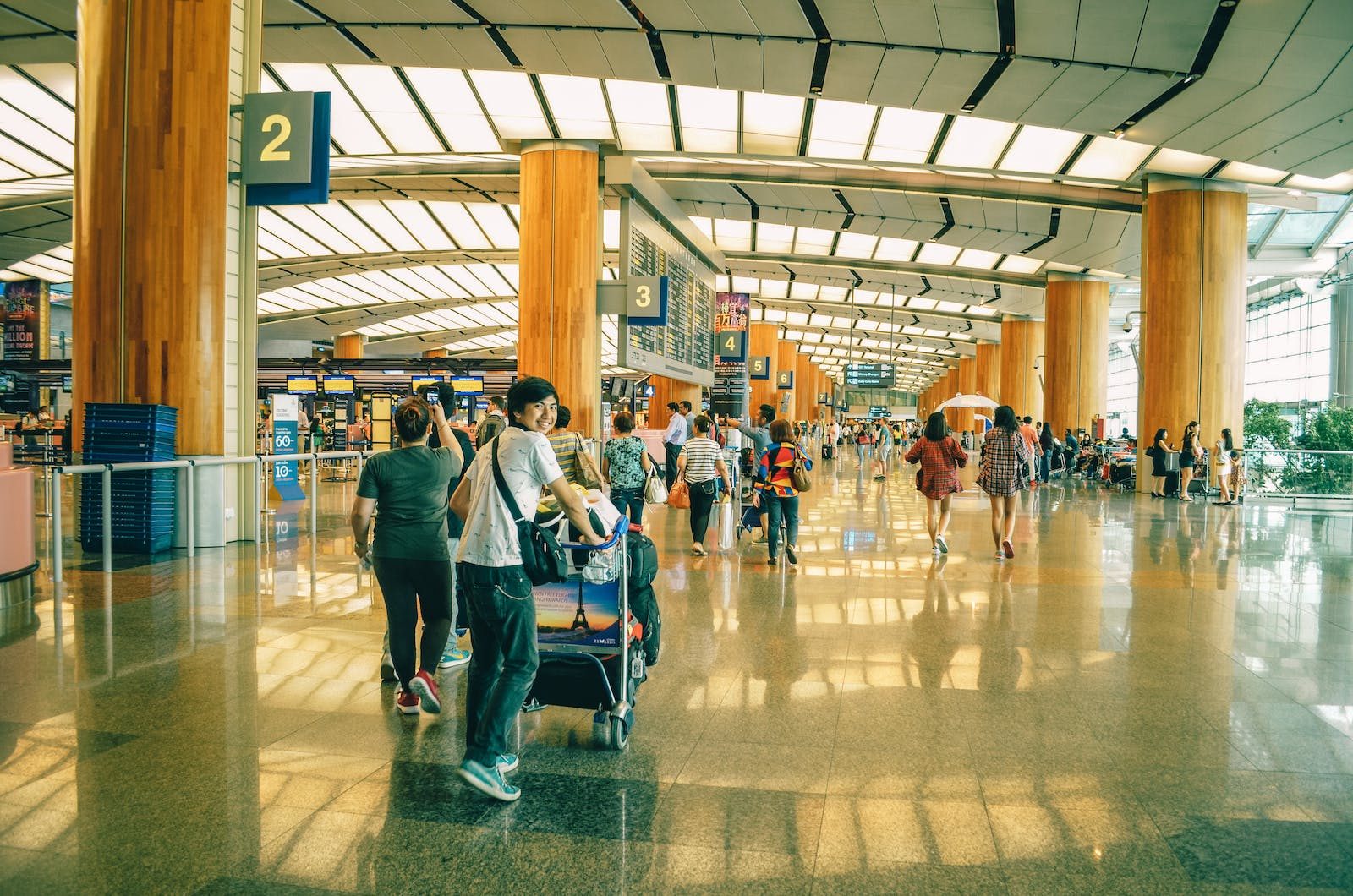 Photo inside of a busy international airport