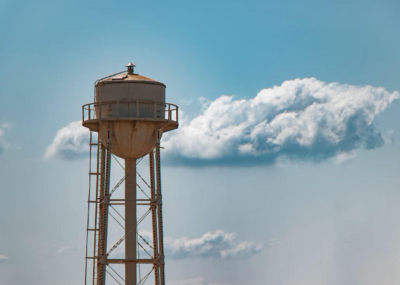 Photo of tall water tank outside