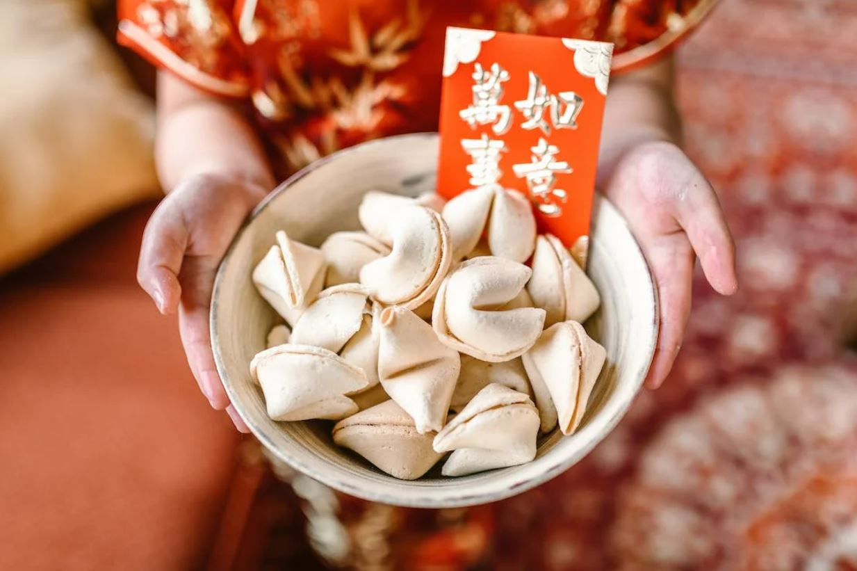 Fortune cookies on a bowl with red envelope