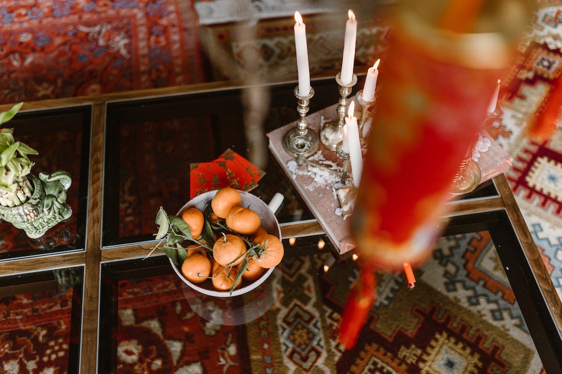 Bowl of oranges put in a table