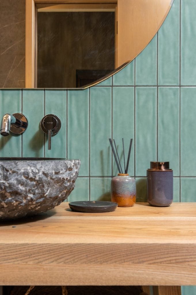 Natural Beach Elements in Coastal Bathroom