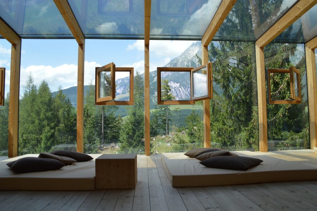 How can a sustainable glass house be energy efficient